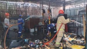 sekitar-40-persen-bangunan-dan-perabot-di-dalam-gudang-ludes-terbakar.jpg