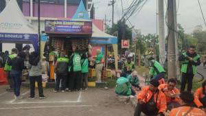 sinergi-antara-polisi-dengan-komunitas-ojek-online-di-Sidoarjo.jpg