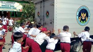 siswa-SDN-4-Lamongrejo-sambut-kedatangan-mobil-MBGjpg.jpg