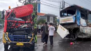 tabrakan-bus-dan-truk-Lamongan1.jpg