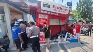 tabrakan-mobil-Bangkalan6.jpg