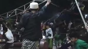 terop-ambruk-di-Bangkalan.jpg