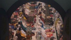 umat-muslim-menunaikan-ibadah-shalat-tarawih-pertama.jpg