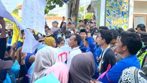 unjuk-rasa-PKL-di-depan-kantor-Bupati-Tuban-7102025.jpg