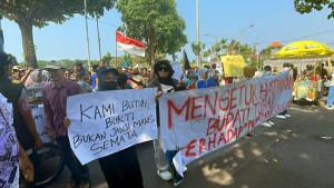 unjuk-rasa-PKL-di-depan-kantor-Bupati-Tuban-7102025a.jpg