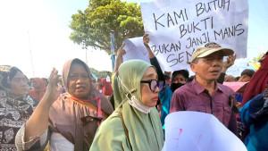 unjuk-rasa-PKL-di-depan-kantor-Bupati-Tuban-7102025jpg.jpg