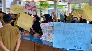 warga-Kecamatan-Baureno-saat-protes-soal-serangan-lalat.jpg