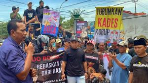 warga-demo-Kades-Kepohagung-Tuban-Jatim.jpg