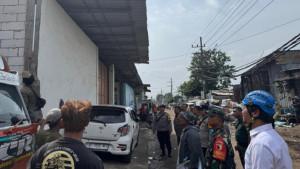 warga-sekitar-maupun-penggunaan-sebagian-bahu-jalan-oleh-warga.jpg