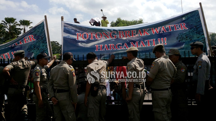 Pemecah Ombak Telan Korban, Nelayan Puger Jember Demo