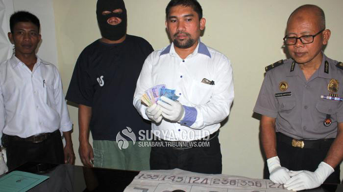 Pria Ini Berjudi di TPU, Alasannya Sambil Tunggu Jasad Yang Mau Dimakamkan