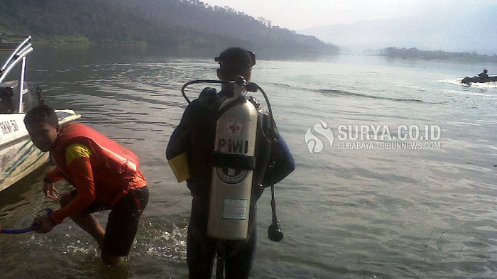 Asyik Memancing, Perahu Bocor, 2 Remaja Tenggelam di Selorejo