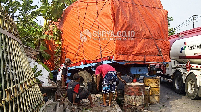 Sopir Mengantuk, Truk Tak Terkendali, Hantam Pagar Milik Warga di Madiun