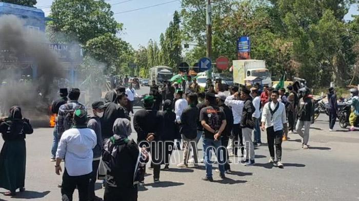 Demo Buruknya Pengelolaan Sampah Berlanjut di Kantor Pemkab, Mahasiswa : Bangkalan Kaya Sampah