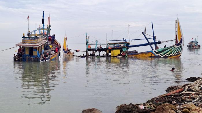 3-kapal-nelayan-karam-di-TPI-Palang-Tuban-Jatim.jpg