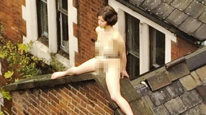 Perempuan Ini Duduk di Genteng Rumah Selama 4 Jam, Tanpa Busana!