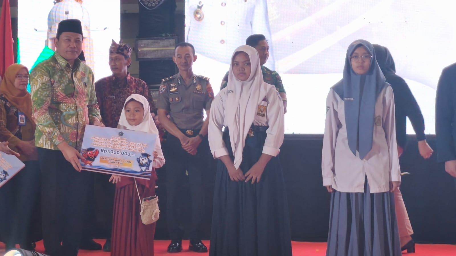 Ribuan Pelajar dan Mahasiswa Sumringah, Pemkab Sidoarjo Kembali Gulirkan Program 4.000 Beasiswa - Surya.co.id