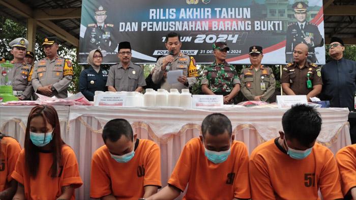 Ditangkap Dengan Bukti 129 Gram Sabu, 5 Anggota Jaringan Narkoba di Nganjuk Terancam 20 Tahun