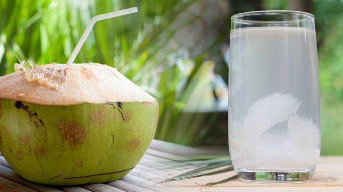 7-manfaat-air-kelapa-bagi-kesehatan-selain-bikin-awet-muda-bisa-cegah-batu-ginjal-dan-diabetes.jpg