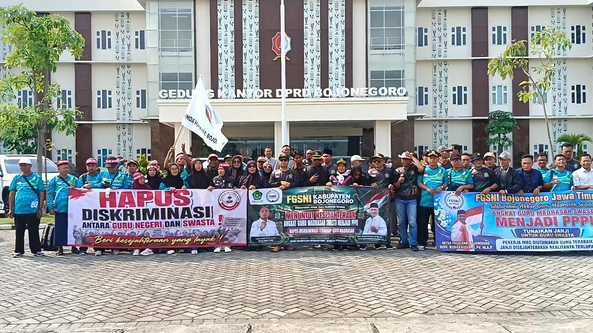 93-Guru-Madrasah-dari-Bojonegoro-Datangi-DPR-RI-di-Jakarta.jpg