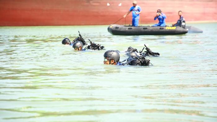 Rayakan HUT Kemerdekaan RI ke-80, 168 Personel Ditpolairud Polda Jatim Adu Skill di Laut