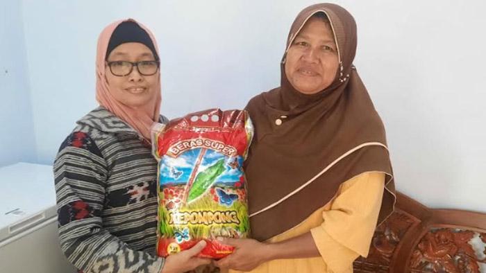 Diamanahi Dermawan Misterius, Jurnalis Pamekasan Salurkan Beras 1,2 Ton Beras Untuk Warga Miskin