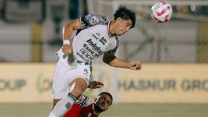 AKSI-ELIAS-DOLAH-Aksi-bek-Bali-United-Elias-Dolah-saat-menghalau-bola-pada-p.jpg