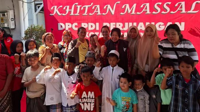 Risma Hadir Dalam Aksi Sosial Khitan Masal PDI Perjuangan Surabaya