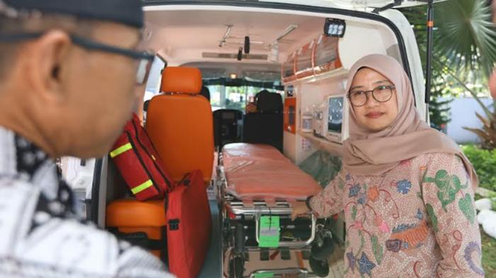 AMBULANS-Bupati-Banyuwangi-Ipuk-Fiestiandani-menyerahkan-7-u.jpg
