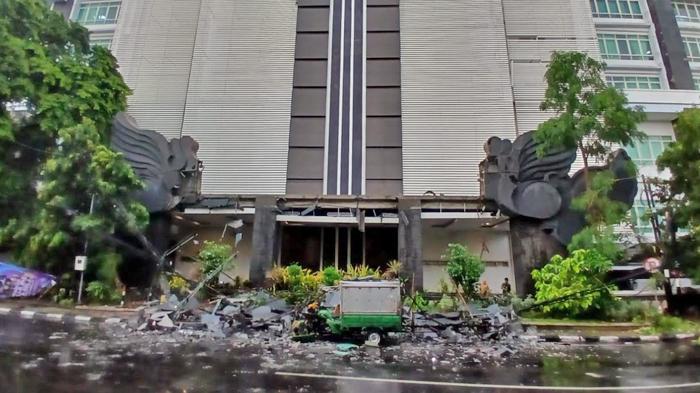 Gapura Paduraksa Kantor Pemkab Lamongan Roboh Akibat Diterjang Hujan Deras Disertai Angin Kencang