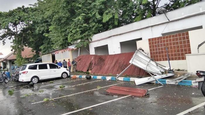 Angin Puting Beliung Rusak Fasum di T1 Bandara Juanda SUrabaya, Ada Kendaraan Tertimpa Pohon Tumbang