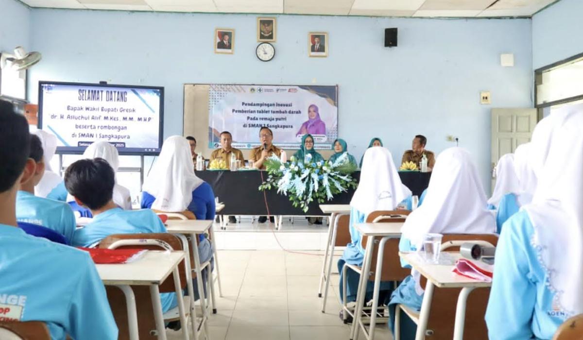 ANTI-BULLYING-GRESIK-Wakil-Bupati-Gresik-Alif-saat-memberikan-sam.jpg