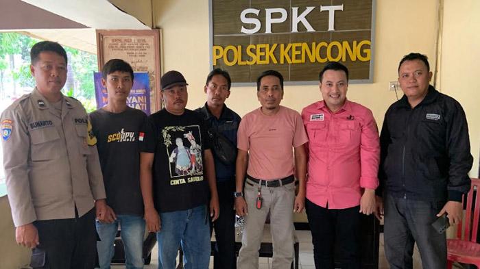 Perusakan Banner Gus Fawait-Joko Susanto Terekam Video, Tim Hukum Lapor ke Panwascam dan Polisi