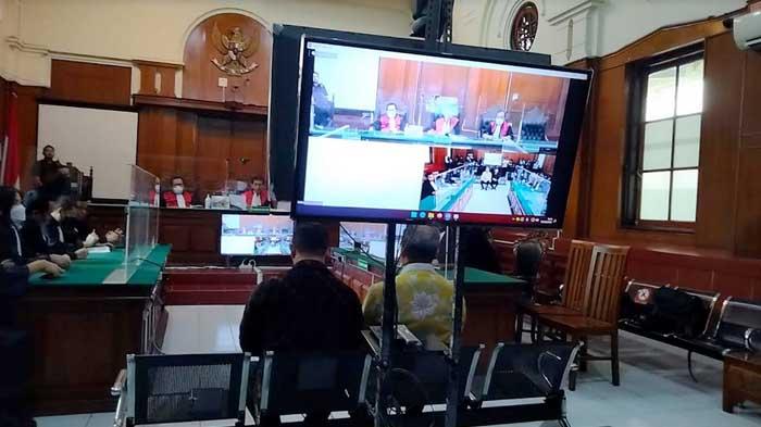 Abdul-Haris-dan-Suko-Sutrisno-saat-menjalani-sidang-tragedi-Kanjuruhan.jpg