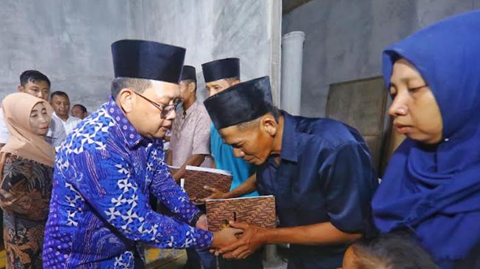 Adhy-Karyono-memberikan-paket-sembako-dan-santunan-uang-duka.jpg