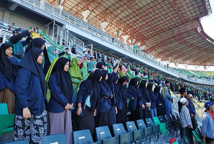 Adik-adik-Yayasan-Yatim-Piatu-Mahabbatur-Rosul-lihat-Persebaya.jpg