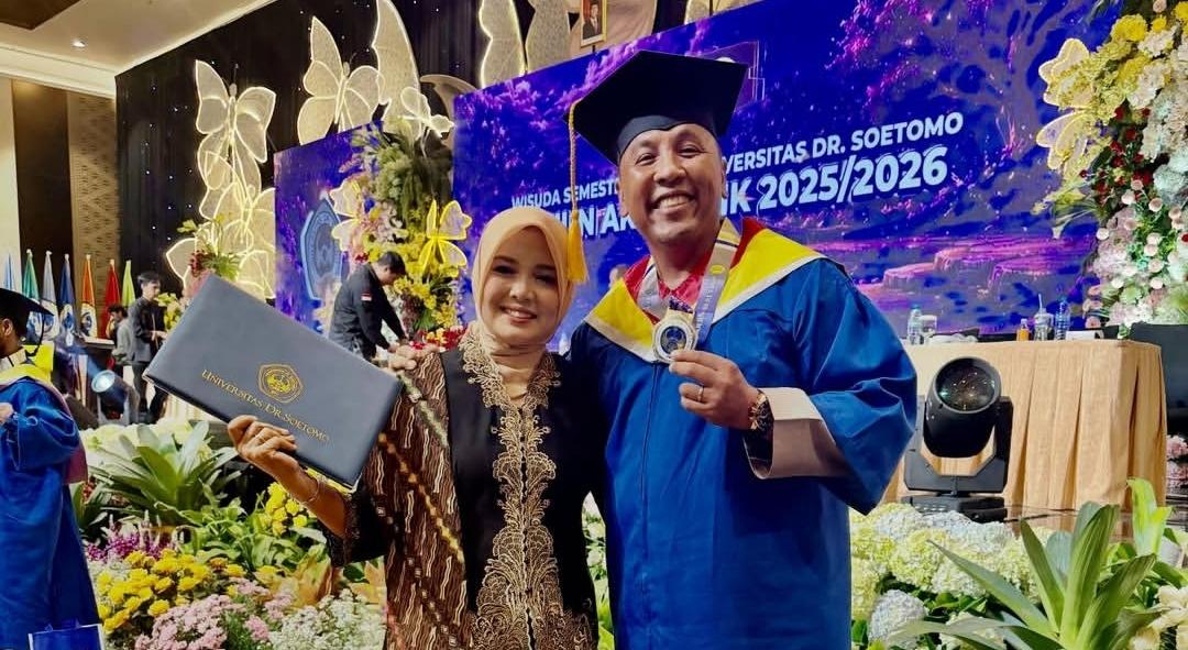 Aipda-Purnomo-Wisuda-S2-di-Unitomo-Surabaya-Ungkap-Perjalanan-Hidup-hingga-Jadi-Pelindung-ODGJ.jpg