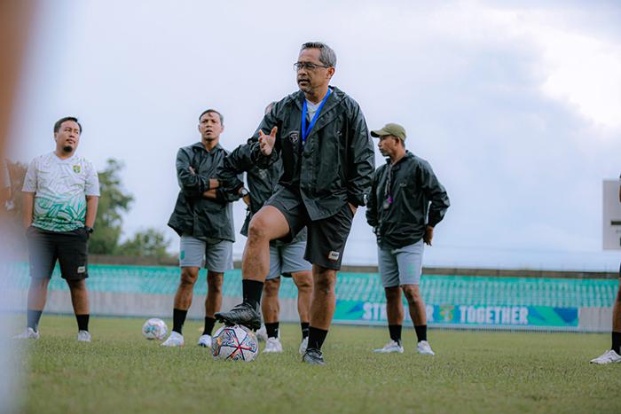 Aji-Santoso-didampingi-Bejo-Sugiantoro-dan-Uston-Nawawi.jpg