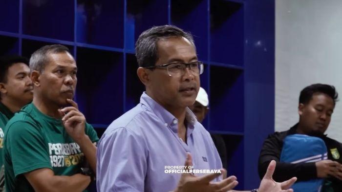 Aji-Santoso-saat-berbicara-di-ruang-ganti-pada-laga-PSIS-vs-Persebaya.jpg