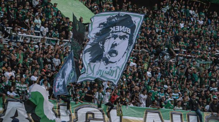 Aksi-Bonek-saat-laga-Persebaya-vs-Persis-Solo-di-Surabaya-729-Gamee.jpg
