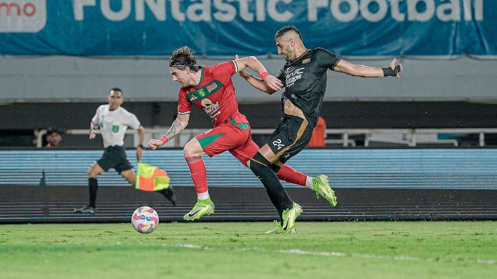 Aksi-Dejan-Tumbas-di-laga-Dewa-United-vs-Persebaya-Surabaya-di-Stadion.jpg
