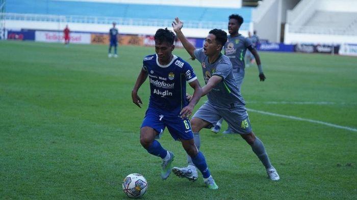 Aksi-Robi-Darwis-di-laga-Persib-vs-Persebaya-Surabaya.jpg
