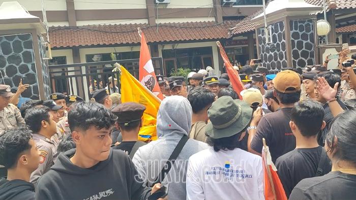 Aksi Penolakan Efisiensi Anggaran di Trenggalek, Mahasiswa Saling Dorong dengan Polisi
