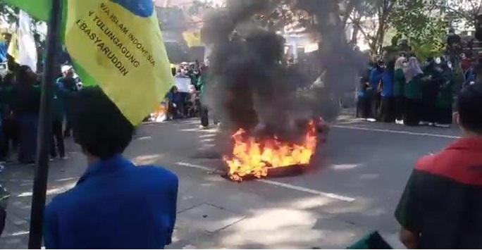 Aksi-demo-mahasiswa-Tulungagung-memanas.jpg