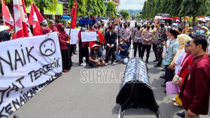 Gelar Unjuk Rasa, Mahasiswa di Kabupaten Trenggalek Tolak Kenaikan Harga BBM