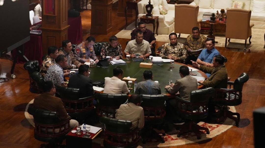 Alasan-Presiden-Prabowo-Kumpulkan-Menteri-dan-Petinggi-TNI-Polri-di-Hambalang.jpg