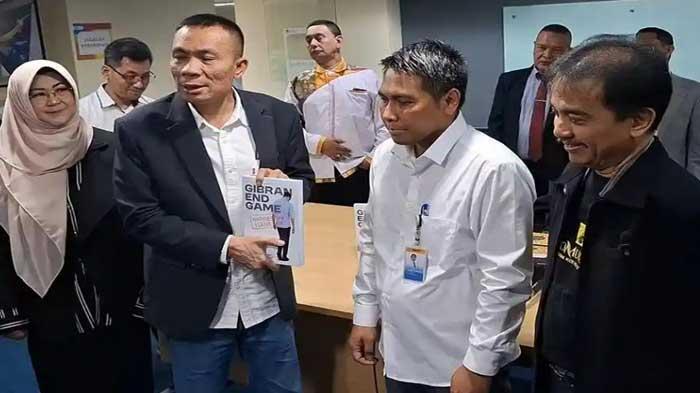 Alasan-Roy-Suryo-Cs-Serahkan-Buku-Gibran-End-Game-saat-Datangi-Kemendikdasmen-Singgung-Pemakzulan.jpg