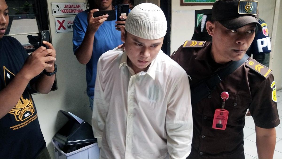 Alvi-Maulana-dikeler-petugas-Kejaksaan-Negeri-Kabupaten-Mojokerto-Jatim.jpg