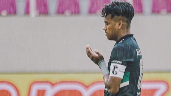 Alwi-Slamat-saat-menjadi-kapten-Persebaya-Surabaya.jpg