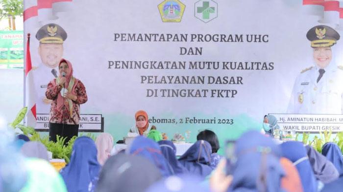 Aminatun-Habibah-saat-sosialisasi-layanan-UHC.jpg